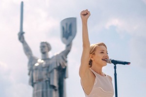 Тины Кароль в новой песне, созданной ею с автором хитов Уитни Хьюстон, усилила впечатление от обновленной Украины-Матери до слез.