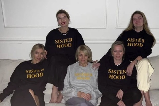 Брежнєва поділилася унікальним знімком зі своїми трьома сестрами та матір'ю і розповіла про свої плани на День закоханих