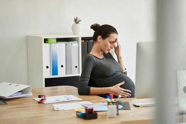 На работу разрешат не выходить из-за стресса, но беременных будут увольнять. Что готовит новый Трудовой кодекс